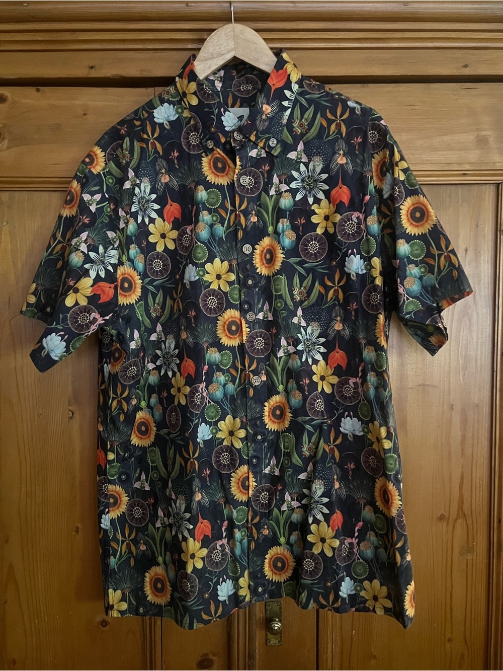 Yiume Men's Black Sunflower Short-Sleeve Button-Down Shirt